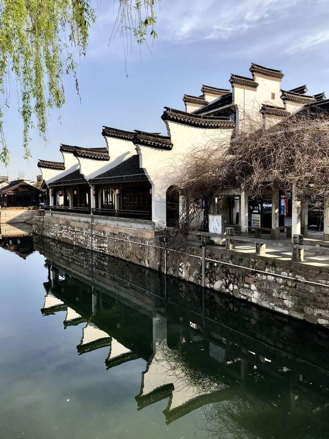 黄色不规则上衣搭配黑色的牛仔短裤，你会喜欢这样一身有活力的穿搭吗？游戏画面